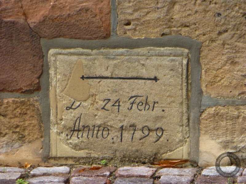 Hochwassermarke vom 24. Februar 1799 an der Schule in Uichteritz (Stadt Weißenfels) im Burgenlandkreis