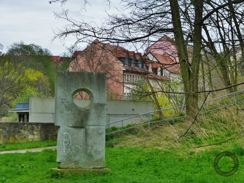 Steinskulptur "Vogel der Nacht" im Alten Wallgraben in Weißenfels im Burgenlandkreis