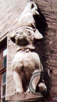 Skulptur Mops mit der Zipfelmütze in Weißenfels im Burgenlandkreis