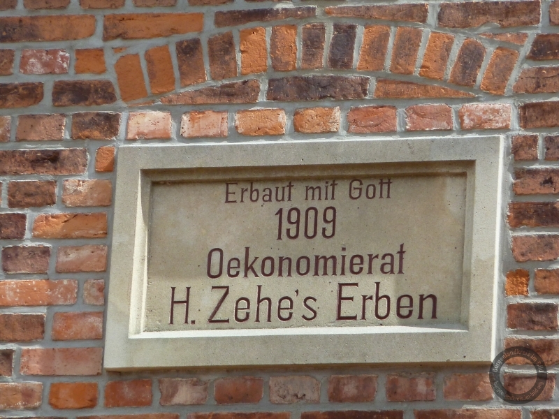 Inschrifttafel an einer Scheune in Wengelsdorf (Stadt Weißenfels) im Burgenlandkreis