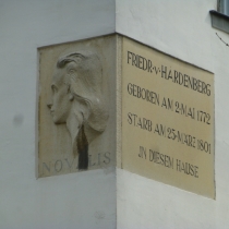Gedenktafel für Novalis in der Klosterstraße in Weißenfels im Burgenlandkreis