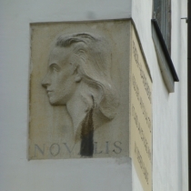 Gedenktafel für Novalis in der Klosterstraße in Weißenfels im Burgenlandkreis