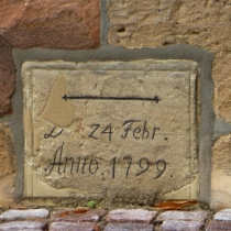 Hochwassermarke vom 24. Februar 1799 an der Schule in Uichteritz (Stadt Weißenfels) im Burgenlandkreis