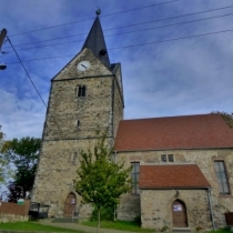 Dorfkirche Großkorbetha Wie so viele Kirchen ist die Dorfkirche von Großkorbetha nicht mehr einem Baustil zuzuordnen. Der Grund dafür ist, dass die Kirche mehrfach umgebaut wurde.  Laut dem Dehio ist sie im Kern noch romanisch aus dem 13. Jahrhundert, in welches wohl die Turmgeschosse gehören, wohingegen der obere Bereich mit den vier Giebeln aus den Jahren 1819 bis 1824 stammt. Spätgotische Elemente sind der Chor sowie die Portale im Süden, die in die Zeit um 1490 datiert werden.   Ein weiterer Umbau erfol