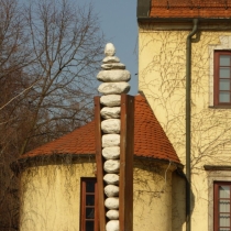 Skulptur "Grenzen überschreiten" im Kreisverkehr in Weißenfels (Saale) im Burgenlandkreis
