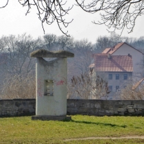 Skulptur "Käfig der Seele" auf der Schlossterrasse in Weißenfels im Burgenlandkreis