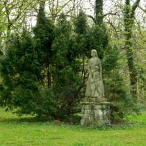 Plastik "Mutter mit Kind" auf dem Friedhof II in Weißenfels im Burgenlandkreis