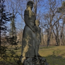 Plastik "Mutter mit Kind" auf dem Friedhof II in Weißenfels im Burgenlandkreis