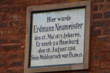 Gedenktafel für Erdmann Neumeister an der ehemaligen Schule in Uichteritz bei Weißenfels im Burgenlandkreis