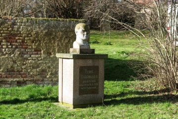 Ernst-Thälmann-Denkmal in Stößen (Wethautal) im Burgenlandkreis