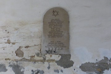 Gedenktafel für die jüdischen Opfer im Dritten Reich im Torbau des Töpfermarkts zur Jüdengasse  in Naumburg (Saale) im Burgenlandkreis